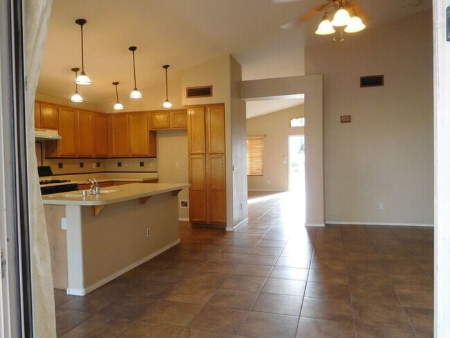 Building Photo - Lovely 4-bedroom, 2-bathroom home located ...