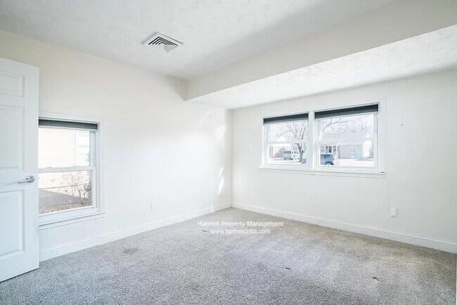 Building Photo - 835 S Apache Dr
