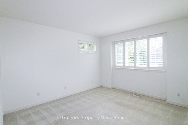 Building Photo - 13824 N Creek Dr
