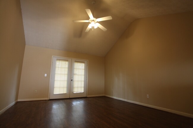Building Photo - Spacious Duplex for Rent