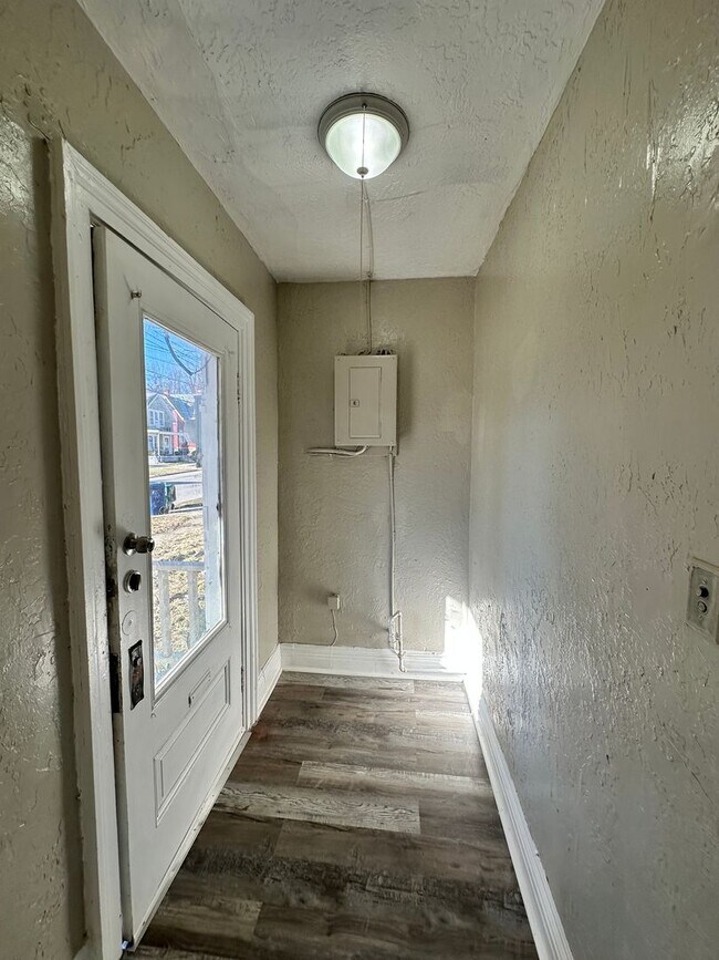 Building Photo - Spacious Single Family Home Ready for Rent in Great Neighborhood