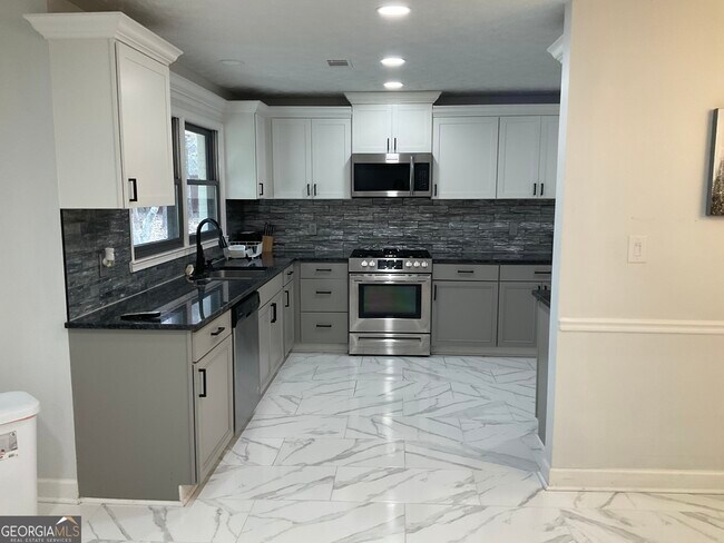 Building Photo - 558 Kenwood Rd