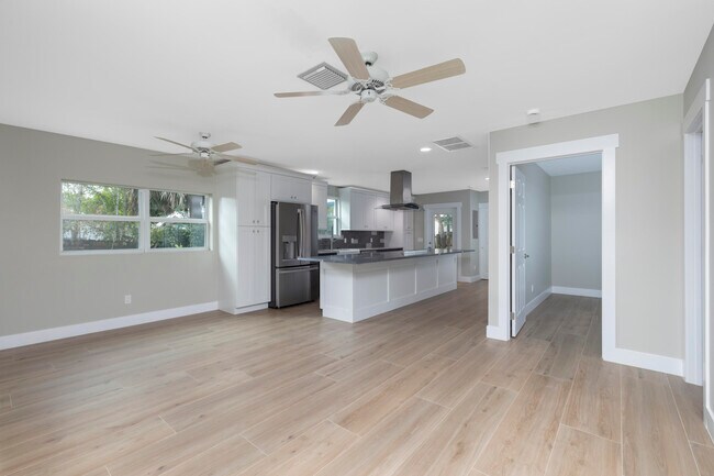 Building Photo - 1036 NE Wright Ave