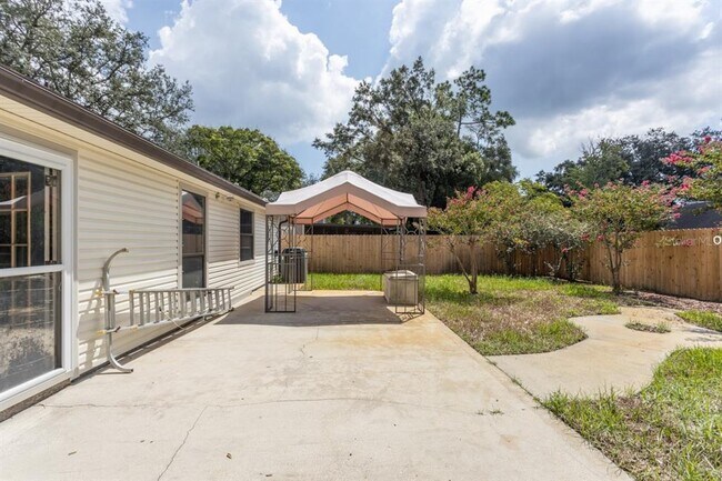 Building Photo - 14180 Hampton Falls Dr N