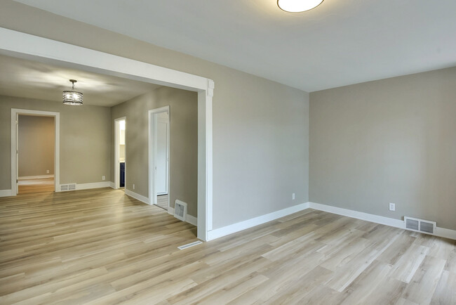 Building Photo - 830 S 50th St