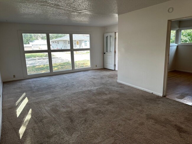 Building Photo - 1930s home with updates in quiet neighborhood