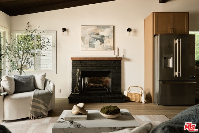 Building Photo - 885 Montecito Dr