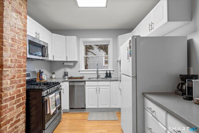 Building Photo - 7 Willowbrook Pl