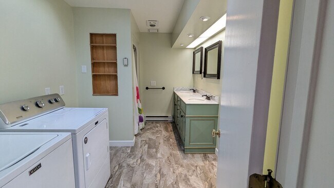 Building Photo - 614 E Sunset Dr