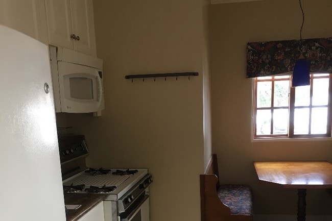 Kitchen & Breakfast Nook - 844 N Laurel Ave