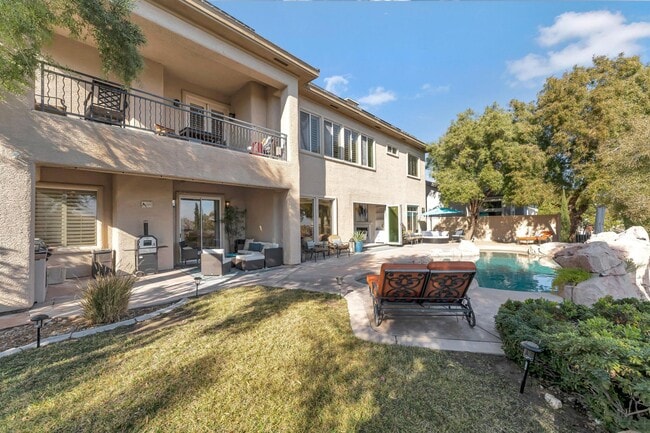 Building Photo - Queensridge Beauty - 5 bedroom on a 1/4+ acre lot