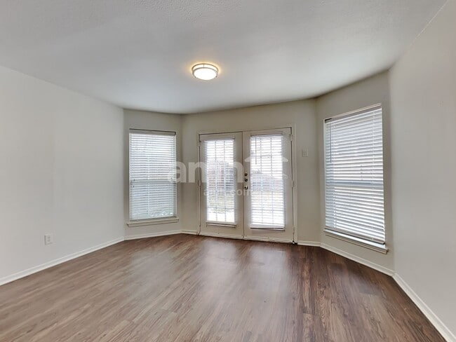 Building Photo - 512 Timber Dr