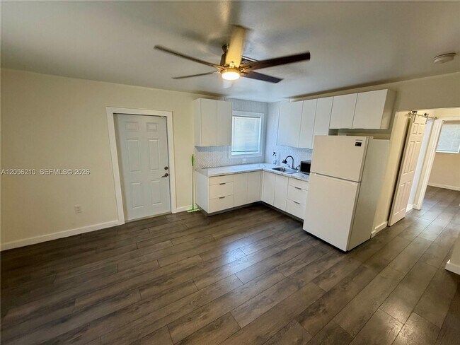 Building Photo - 9340 Jamaica Dr