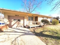 Building Photo - Easy access to Shopping and Highways!