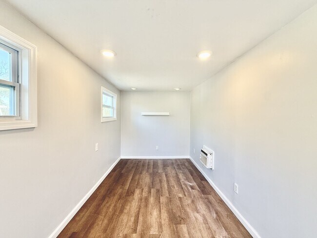 Building Photo - 713 Smith St