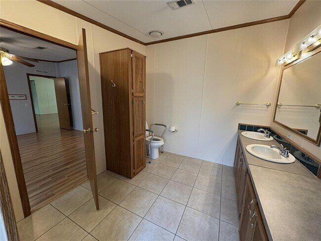 Building Photo - 616 Klickety Klak Ln