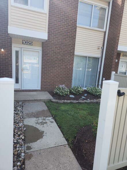 Building Photo - 1025 Oaklyn Ct