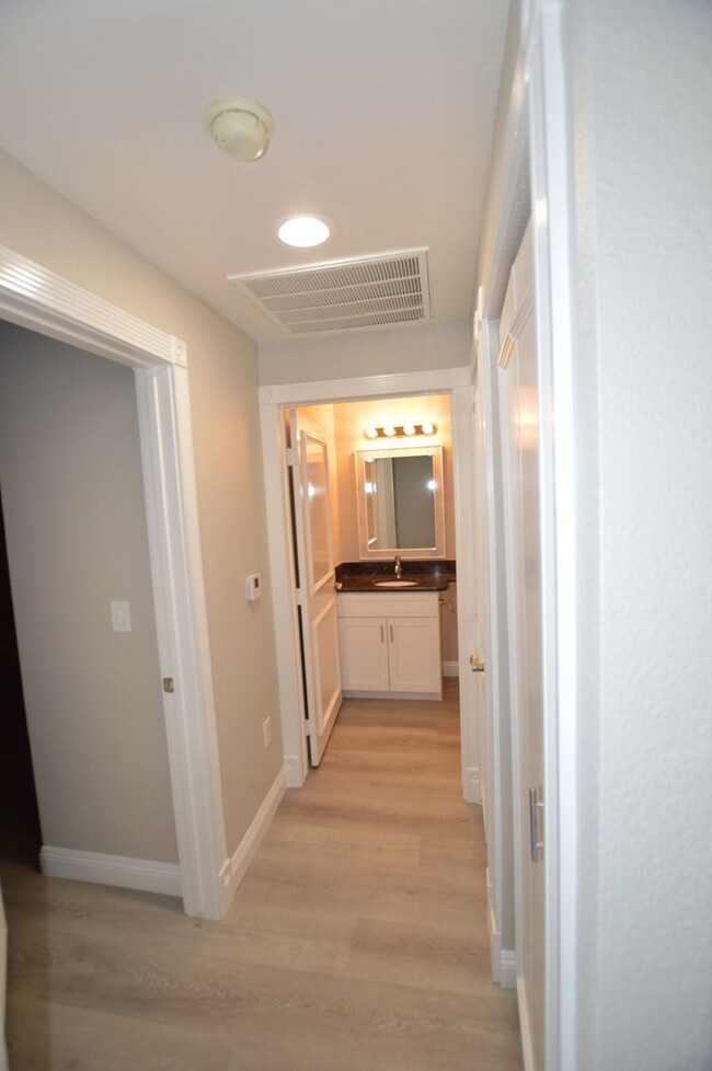 Building Photo - Meridian Unfurnished 2 Bd / 2 Ba Luxury Co...