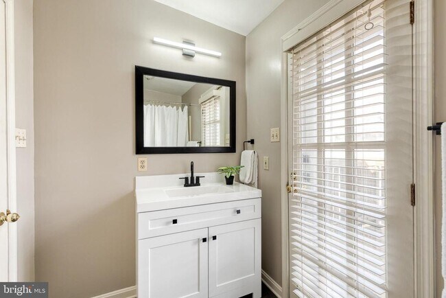 Building Photo - 1025 S Hanover St