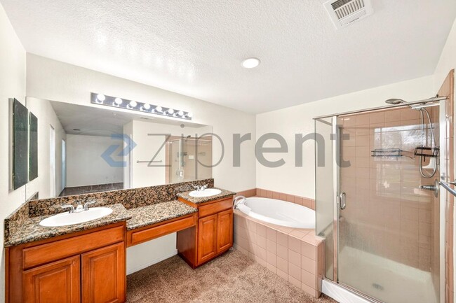 Building Photo - 6085 Medinah St