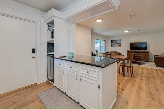 Building Photo - 9654 Meadowland Dr