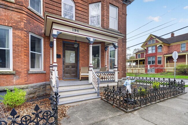 Building Photo - 194 Grand Ave