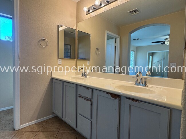 Building Photo - 5313 E Hilton Ave