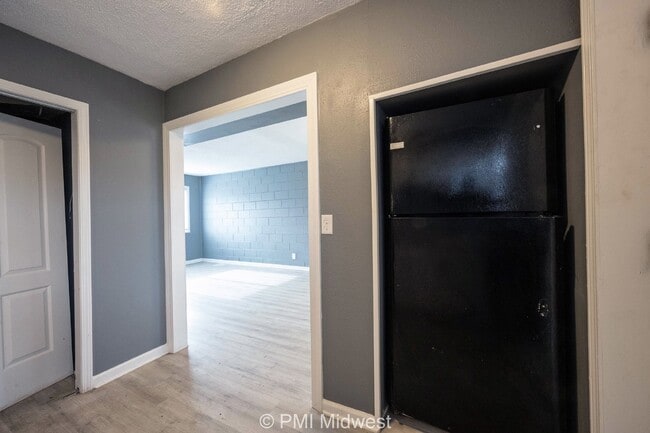 Building Photo - Cozy 2 Bedroom Apartment in Indianapolis w...