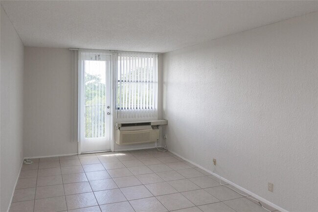 Building Photo - 2701 Riverside Dr