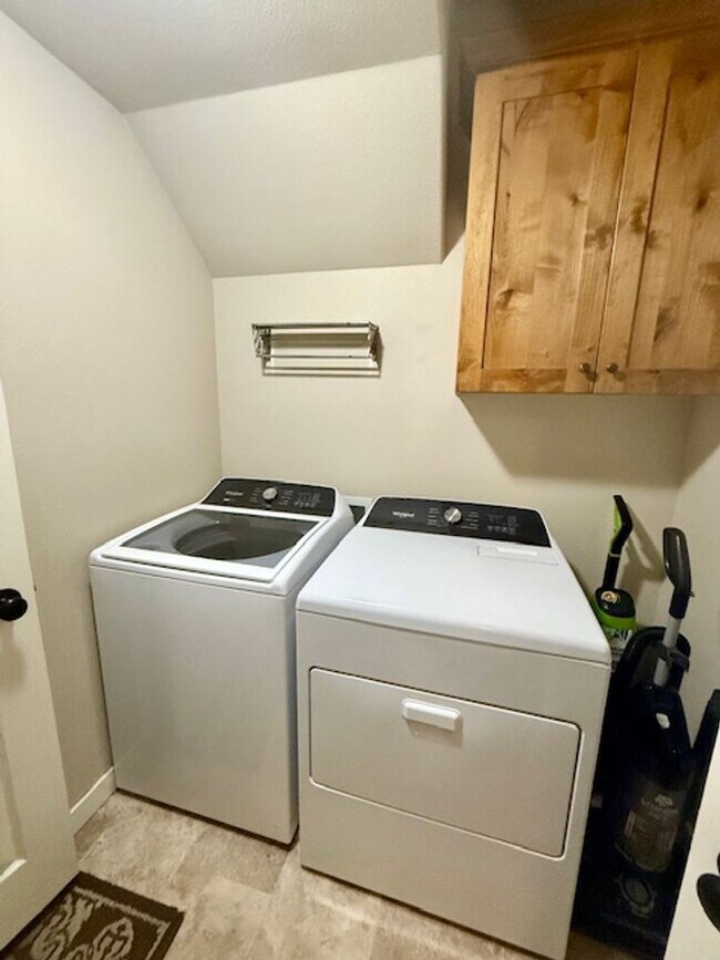 Building Photo - Spacious 3-Bedroom Home with Bonus Room in...
