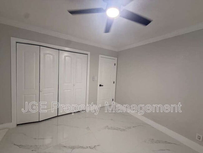 Building Photo - 3128 SW 12th Pl