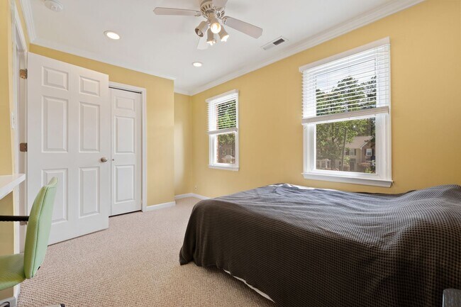 Building Photo - Sunlit Downing Creek townhome with private deck, open layout, and easy access to Duke, UNC, and RTP.
