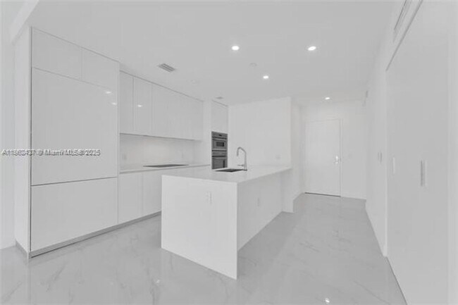 Building Photo - 700 NE 24th St