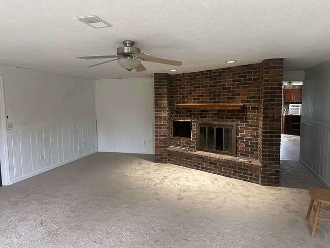 Building Photo - 3 bedroom available for immediate move in!