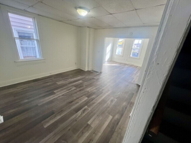 Building Photo - AVAILABLE FOR SHOWING!!! 4BR / 1BA.