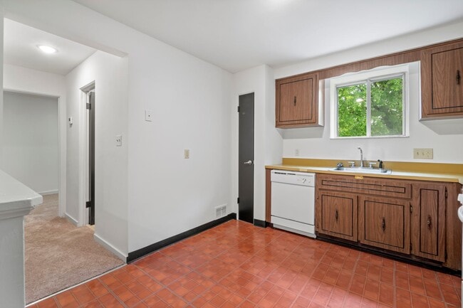 Building Photo - Ready for mid-May, don't miss this SPACIOUS 2-bedroom in the heart of Crafton!