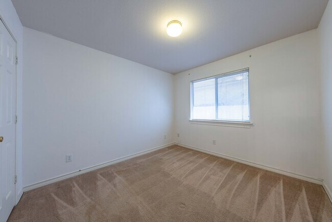 Building Photo - 1435 Bluff Forest