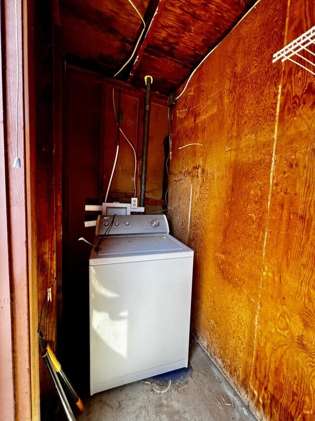 Building Photo - Charming 2 Bedroom Townhome with Private 2...