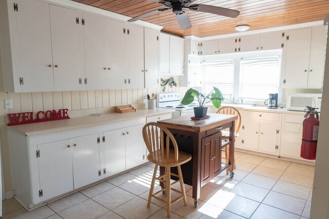 Building Photo - Cute 3-Bedroom Steps from the Sand!