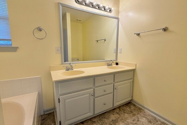 Building Photo - AVAILABLE NOW! (No Pets)