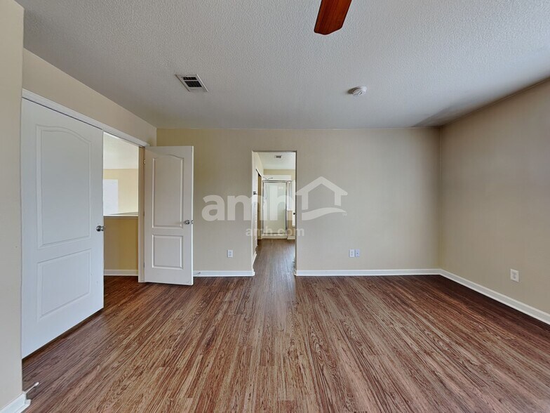 Building Photo - 10572 Vaughn Ct