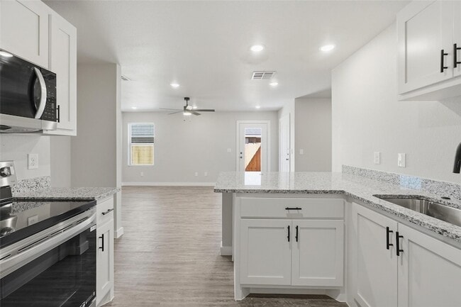 Building Photo - 2854 Glennster St