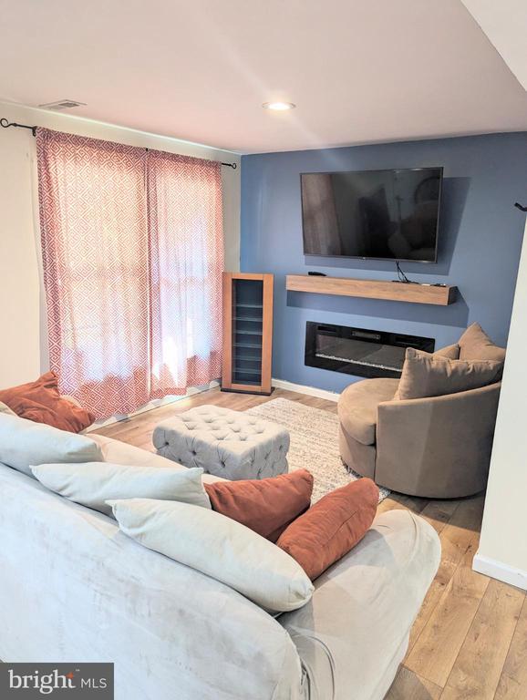 Building Photo - 46582 Broadspear Terrace