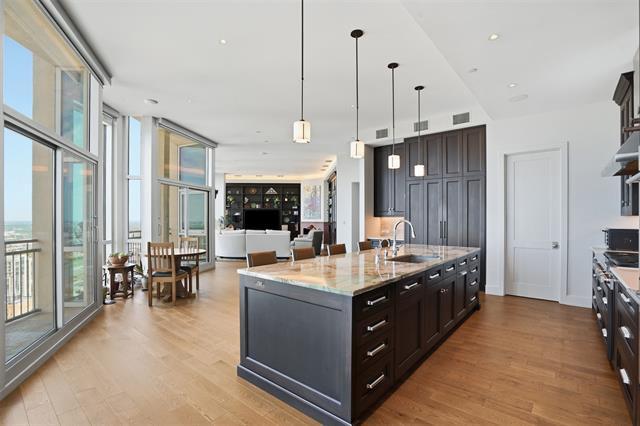 Building Photo - 500 Throckmorton St