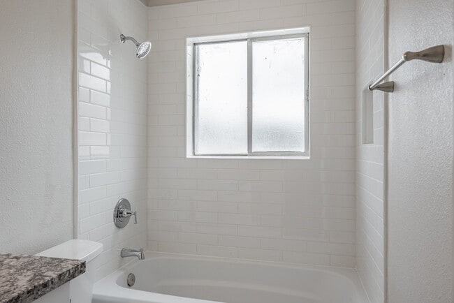 Building Photo - 2121 Fountain View Dr