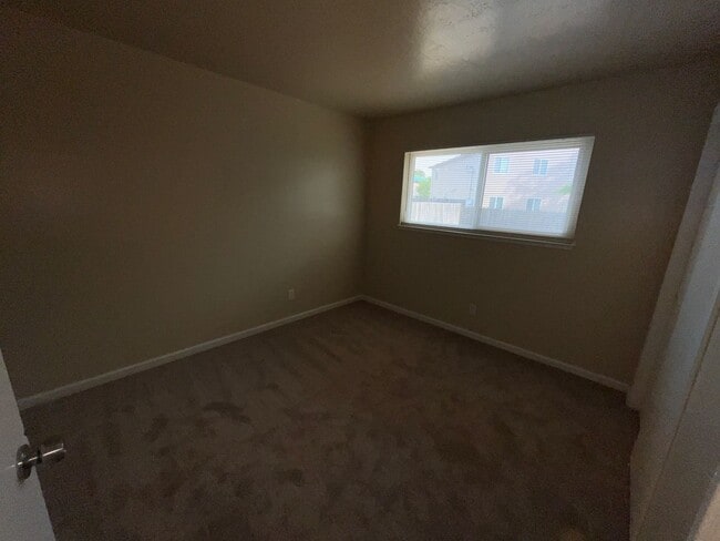 Building Photo - Great 2 BR/1BA /832SF Duplex w/Private 1 C...