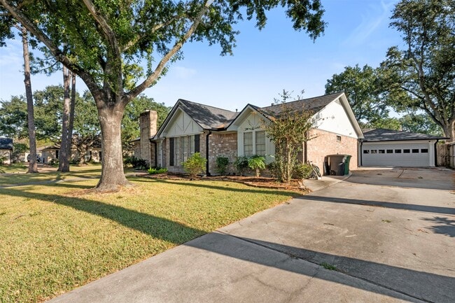 Building Photo - 1018 Trowbridge Dr