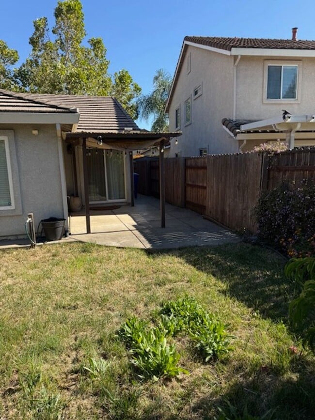 Building Photo - Single Story Halfplex in Natomas