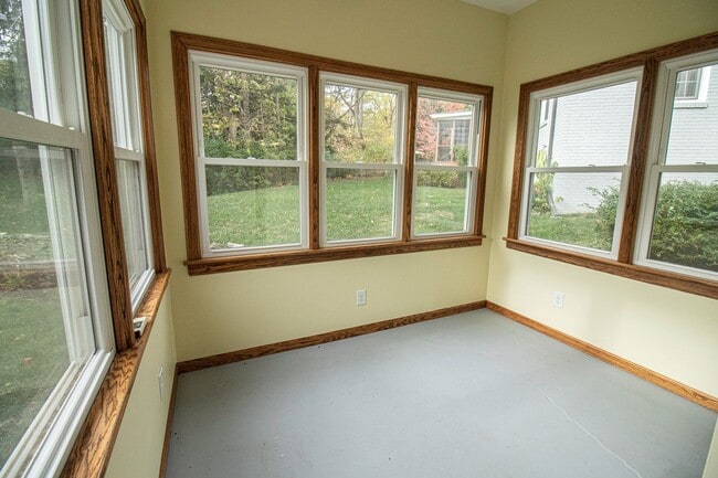 Building Photo - AVAILABLE AUGUST 15TH, 2026 - CHARMING 4 B...