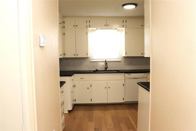 Building Photo - 535 W Vaughan St